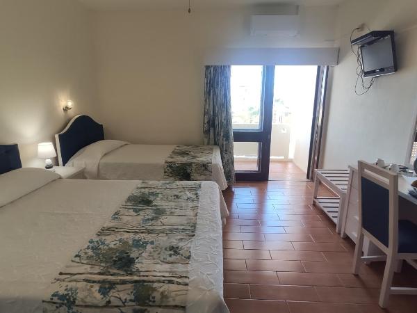 Aeromar Beach Hotel : photo 7 de la chambre chambre triple avec balcon - vue sur mer ou rivière