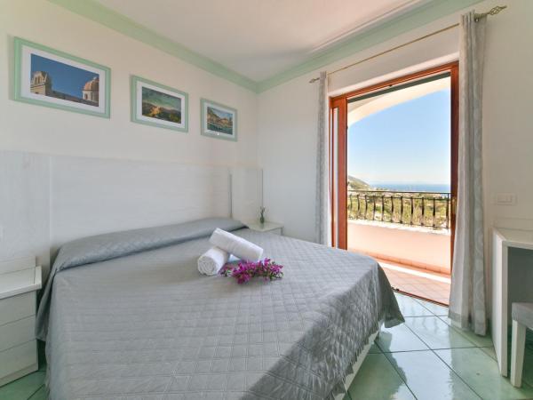 Villa Eleonora, un angolo di Paradiso ad Ischia : photo 1 de la chambre chambre double avec balcon - vue sur mer