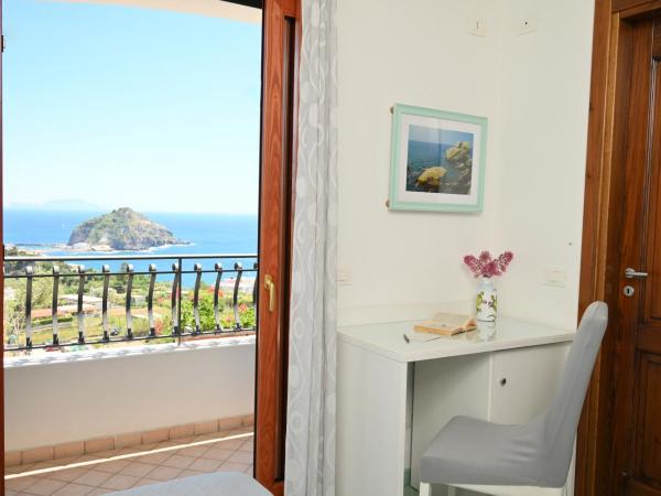 Villa Eleonora, un angolo di Paradiso ad Ischia : photo 3 de la chambre chambre double avec balcon - vue sur mer