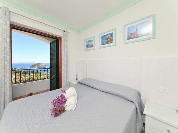 Villa Eleonora, un angolo di Paradiso ad Ischia : photo 6 de la chambre chambre double avec balcon - vue sur mer