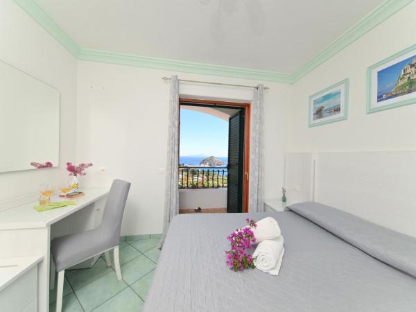 Villa Eleonora, un angolo di Paradiso ad Ischia : photo 1 de la chambre chambre double avec balcon - vue sur mer