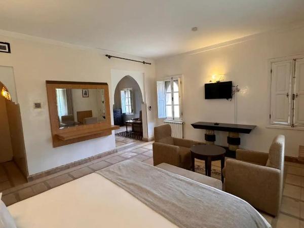 Villa Thaifa : photo 6 de la chambre chambre lit king-size - vue sur jardin