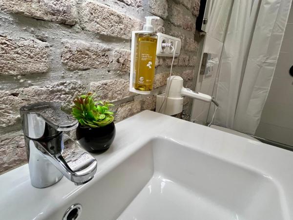 Adlzreiter City Pension : photo 6 de la chambre chambre lits jumeaux avec salle de bains commune