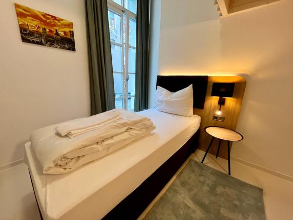 Adlzreiter City Pension : photo 8 de la chambre chambre lits jumeaux avec salle de bains commune