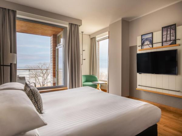 Sopot Marriott Resort & Spa : photo 6 de la chambre chambre supérieure lit king-size avec balcon et vue sur la mer