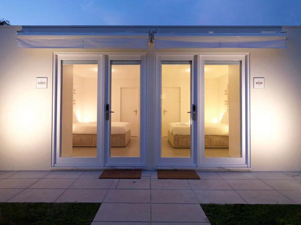 Uporto House Villa : photo 6 de la chambre chambre double avec salle de bains privative