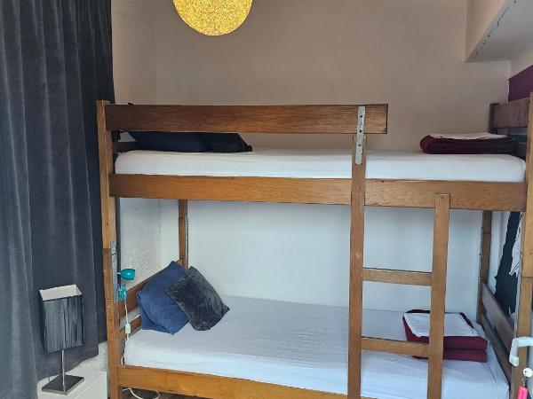 The Lazy Monkey Hostel & Apartments : photo 3 de la chambre petite chambre lits jumeaux