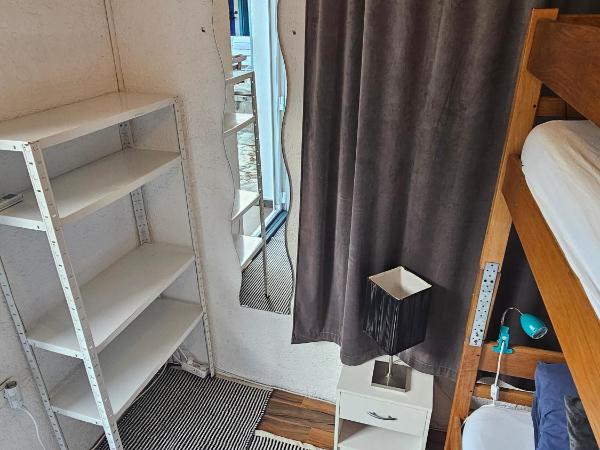 The Lazy Monkey Hostel & Apartments : photo 4 de la chambre petite chambre lits jumeaux