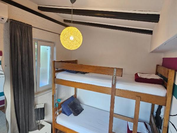 The Lazy Monkey Hostel & Apartments : photo 1 de la chambre petite chambre lits jumeaux