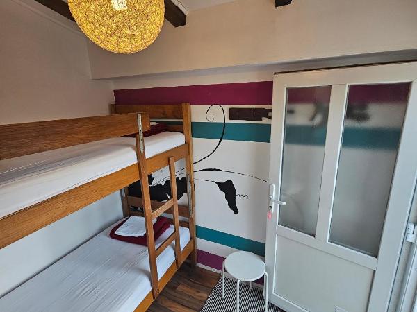 The Lazy Monkey Hostel & Apartments : photo 5 de la chambre petite chambre lits jumeaux
