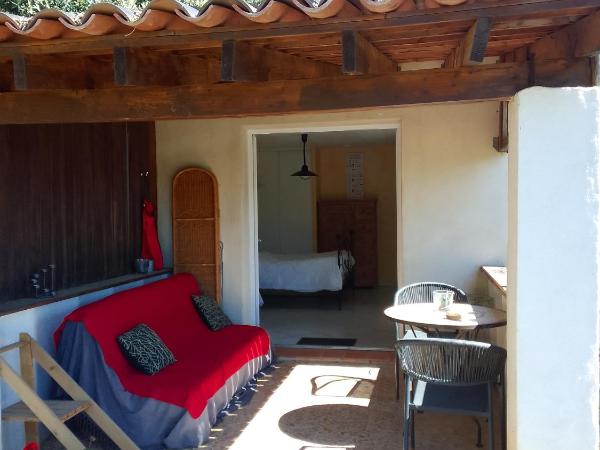 Gite de l'Etang proche des Grands Buffets : photo 1 de la chambre chambre triple - vue sur lac