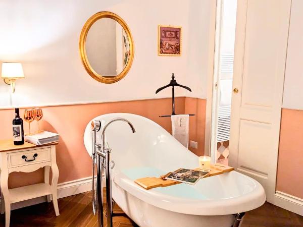 Macchiato Suites Boutique Guest House : photo 1 de la chambre chambre double deluxe avec baignoire