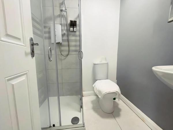 Leitrim Property Cork : photo 9 de la chambre chambre double avec salle de bains privative