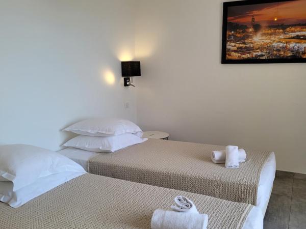 La Bergerie : photo 9 de la chambre chambre lits jumeaux supérieure - vue sur rue et mer