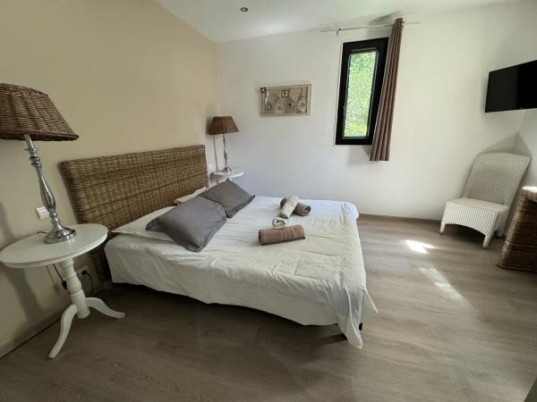 B&B Maison d'hôte et gite Mas d'Eymard : photo 10 de la chambre chambre double standard