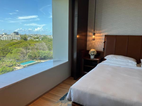 Hyatt Regency Chennai : photo 5 de la chambre chambre lit king-size - vue sur piscine