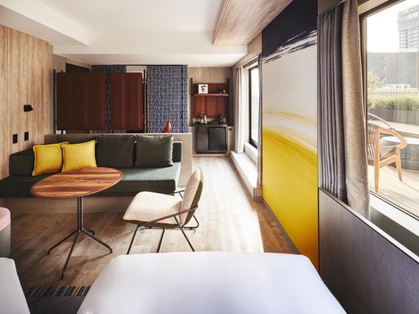 voco Osaka Central, an IHG Hotel : photo 4 de la chambre grande chambre lits jumeaux avec terrasse