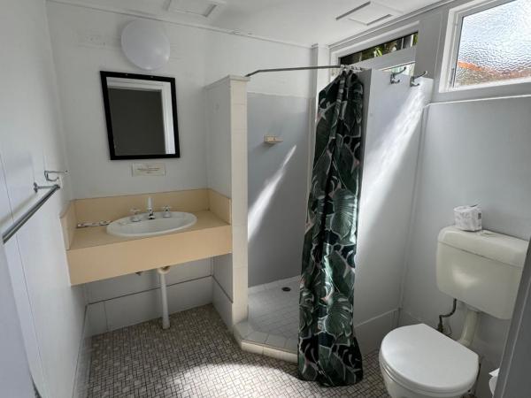 Cairns City Motel : photo 6 de la chambre chambre lit queen-size avec salle de bains privative