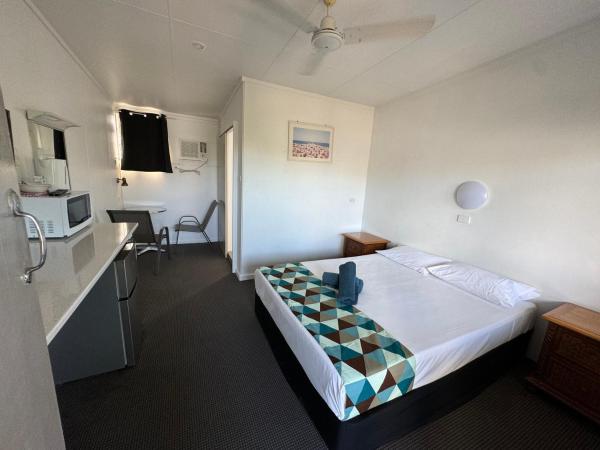 Cairns City Motel : photo 7 de la chambre chambre lit queen-size avec salle de bains privative