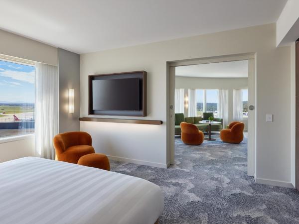 PARKROYAL Melbourne Airport : photo 3 de la chambre suite avec baignoire spa
