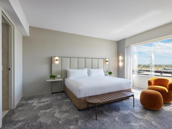 PARKROYAL Melbourne Airport : photo 2 de la chambre suite avec baignoire spa