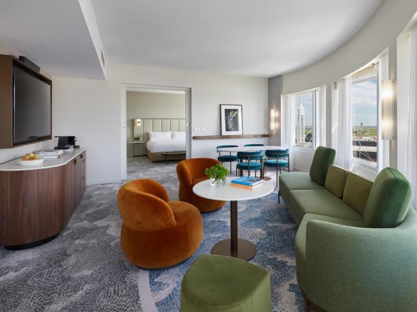 PARKROYAL Melbourne Airport : photo 1 de la chambre suite avec baignoire spa