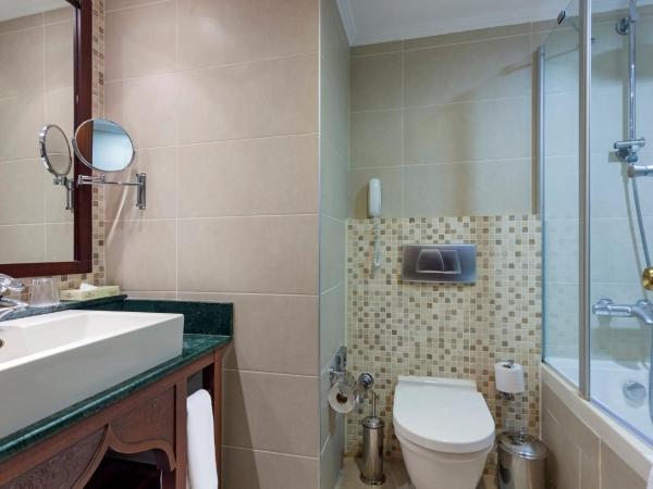 Crowne Plaza Antalya, an IHG Hotel : photo 2 de la chambre hébergement lit king-size standard - vue latérale sur mer