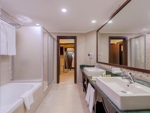 Crowne Plaza Antalya, an IHG Hotel : photo 5 de la chambre suite junior lit king-size - vue latérale sur mer