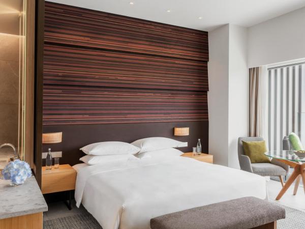 Hyatt Centric Kota Kinabalu : photo 8 de la chambre chambre lit king-size - vue sur colline