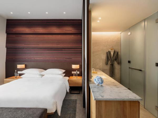 Hyatt Centric Kota Kinabalu : photo 1 de la chambre chambre lit king-size - vue sur colline