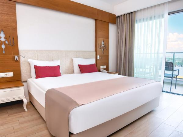 Port Nature Luxury Resort : photo 1 de la chambre chambre familiale - vue latérale sur mer