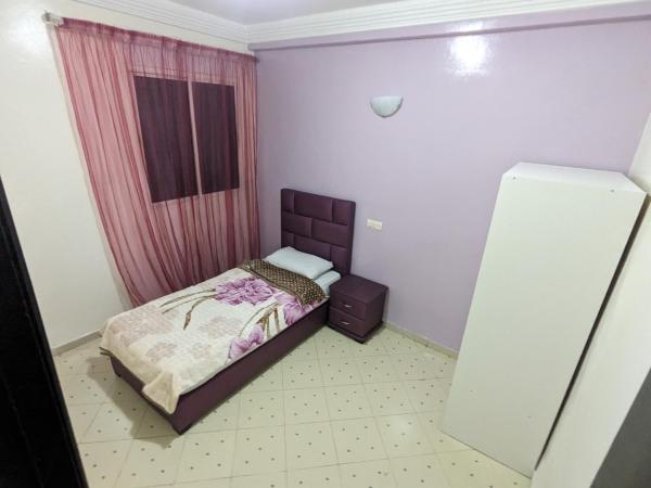 perfect place in Casa but not too close, great transportation and 5km to the beach and shops all around trams, buses, train : photo 1 de la chambre chambre simple