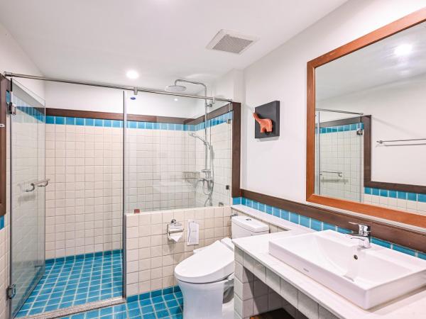 Villa Sanpakoi : photo 6 de la chambre hébergement lit king-size exécutif - vue sur piscine