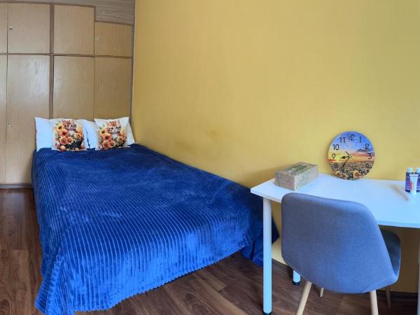 Travel House Wroclaw : photo 8 de la chambre chambre triple avec salle de bains commune