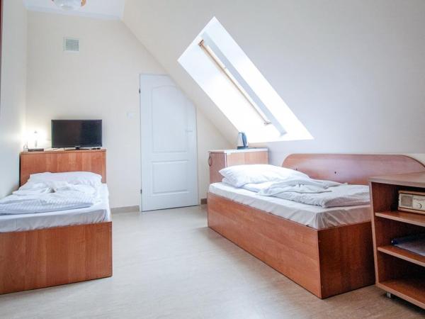 Dom Pracy Twórczej Politechniki Morskiej w Szczecinie : photo 4 de la chambre chambre lits jumeaux spacieuse