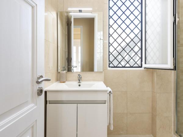 City Rooms - Paris - Private room by HD : photo 7 de la chambre chambre double standard avec salle de bains commune