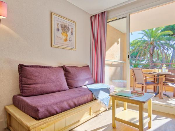 Résidence Pierre & Vacances La Pinède : photo 1 de la chambre studio avec coin nuit dans alcôve et terrasse ou balcon (4 personnes) - vue sur jardin