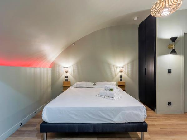 Suite Romantique Balnéo Centre Lyon : photo 9 de la chambre chambre double avec baignoire spa