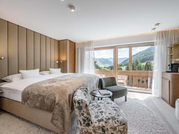 Relais & Châteaux Chasa Montana : photo 2 de la chambre chambre double - vue sur montagne