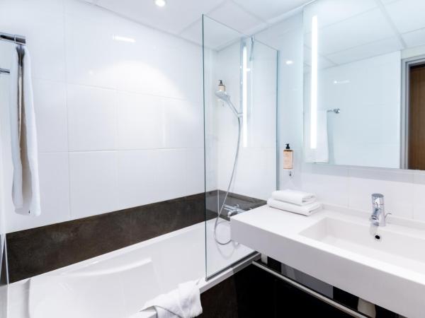 Mercure Colmar Centre Unterlinden : photo 6 de la chambre suite junior avec 1 lit double et 1 canapé-lit