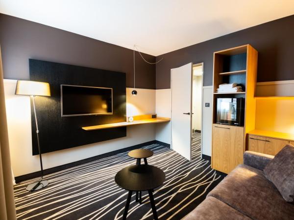 Mercure Colmar Centre Unterlinden : photo 3 de la chambre suite junior avec 1 lit double et 1 canapé-lit