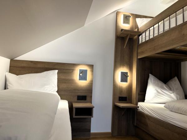 WESTSIDE Hotel : photo 4 de la chambre chambre familiale avec balcon