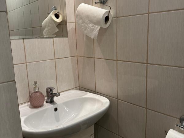 Travel House Wroclaw : photo 7 de la chambre chambre triple avec salle de bains commune