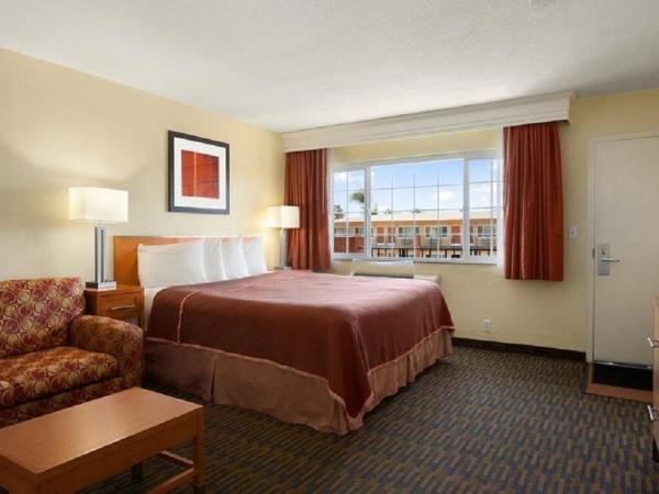 Howard Johnson by Wyndham San Diego Sea World : photo 1 de la chambre chambre lit king-size - non-fumeurs