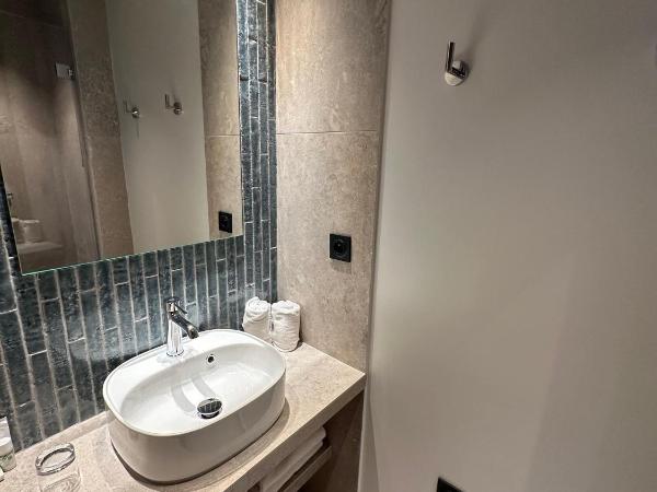 Hôtel Le Médiéval Palais des Papes : photo 5 de la chambre chambre double supérieure