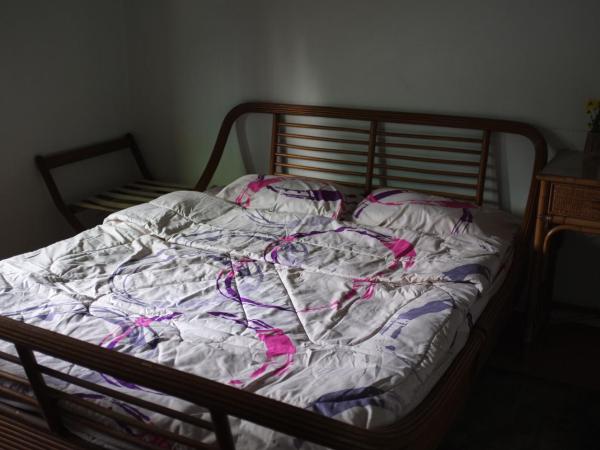 Sepat Village House by the Beach : photo 2 de la chambre chambre double avec salle de bains privative