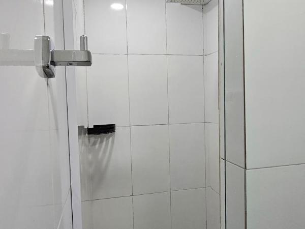 Beach Guest House - GMT : photo 1 de la chambre chambre double avec salle de bains privative