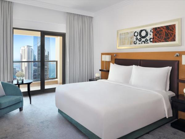Mövenpick Hotel Jumeirah Beach : photo 1 de la chambre hébergement exécutif lit king-size - vue partielle sur mer avec balcon, accès au salon, petit-déjeuner, rafraîchissements, boissons et canapés en soirée