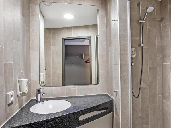 B&B Hotel Hamburg-Airport : photo 2 de la chambre chambre lits jumeaux