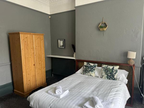 Manchester Stay Hotel - Free Parking : photo 2 de la chambre chambre triple avec salle de bains privative